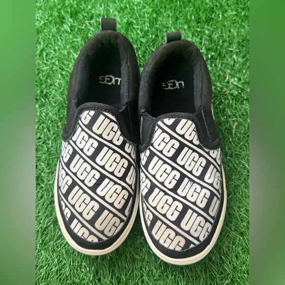 UGG Kids Black and White Slip-On Shoes Size 1‎ - Picture 1 of 7